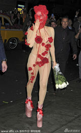 组图：LadyGaga庆生全裸薄纱蔽体翘臀贴花