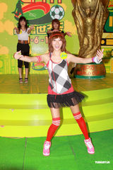 幻灯图：黑涩会美眉参加世界杯活动 看球不为看帅哥