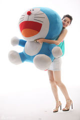 组图：王媛可童趣写真 与多啦A梦嬉戏顽皮搞怪