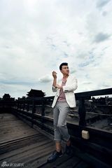 组图：贺刚时尚运动大片展绅士风范