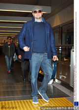 组图：莱昂纳多亮相日本 墨镜遮面酷劲十足