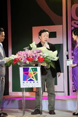 组图：邹静之捧走最佳编剧奖 激动称上海是自己福地