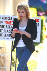 高清组图：艾玛-罗伯兹街拍 小西装外套搭配潮鞋