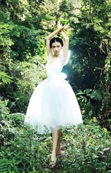 组图：韩庚MV女郎张辛苑写真曝光