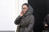 组图：李玲玉素颜外出包裹严实 一路狂煲电话粥