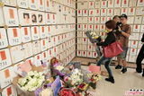 组图：张国荣逝世10周年 荣迷纪念送花拜祭