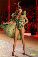 组图：米兰达-可儿华丽内衣秀 化身性感绿色仙子