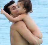 超模可儿携夫抱子海边拥吻 布鲁姆现吻痕(图)