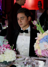 组图：明道黑西装礼服亮相 歪头甜笑卖萌