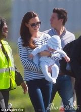 组图：凯特携小王子出国度假 小家伙壮实脸嘟嘟