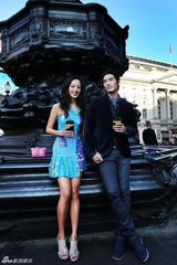 组图：《胜女的代价》华丽服装成剧中亮点