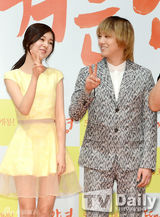 组图：李洪基顶锅盖头宣传新片 假想妻子捧场