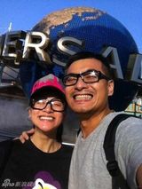 组图：陈龙章龄之甜蜜街拍 准爸妈嘻哈范活力足