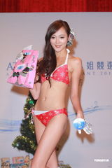 组图：亚姐红色泳装度圣诞 齐秀美胸蛮腰香艳