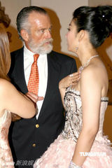 幻灯图：黄奕捂胸防走光与老外热聊 廖碧儿深V斗美