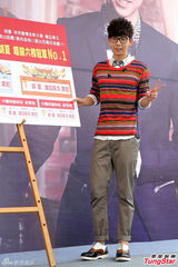 组图：胡夏爱赛车 获赠装备摆探戈姿势