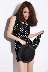 组图：叶倩云夏日写真俏皮性感