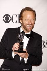 组图：戏剧托尼奖揭晓 众星后台捧奖杯秀荣誉