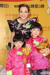 组图：王君馨贺新春自封弹弓人易忽胖忽瘦