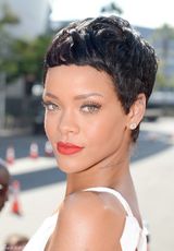 组图：小天后蕾哈娜优雅白裙扮女神