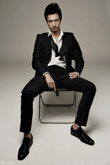 组图：江洋黑白写真尽显熟男魅惑