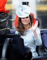 组图：英国皇家骑兵卫队阅兵王妃优雅