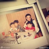 组图：张柏芝带两子吃饭 淡妆上阵美艳依旧