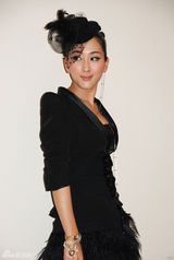 组图：马苏玩转羽毛 嬉皮风宛若希腊女神