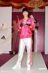 幻灯图集：阿Sa(蔡卓妍)代言粉嫩亮相 拒与男友穿情侣装