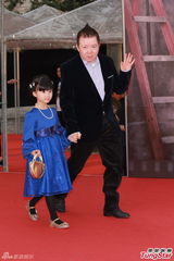 组图：文隽携小女孩走红毯 萝莉呆萌翘莲花指