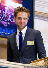 组图：帕丁森着西装现身股票交易所 与柯南伯格合影