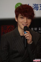 组图：韩国人气偶像金在中亮相上海魅惑帅气