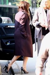 组图：贝嫂枣红大衣抱爱女出街 小七睡眼朦胧