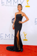 组图：艾美奖红毯 女主播克里基娜-兰西克高开衩黑裙曲线动人