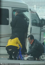 组图：黄晓明Angelababy甜蜜行 举止如老夫老妻