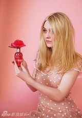 组图：达科塔-范宁拍香水广告 粉嫩装扮俏丽
