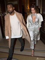 组图：卡戴珊银色深V装露半球 与老公恩爱牵手