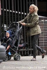 幻灯图集：娜奥米-沃茨和儿子外出 小家伙可爱