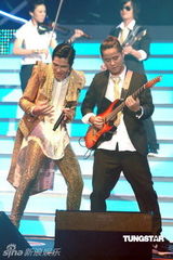 组图：萧敬腾唱《black or white》 向杰克逊致敬