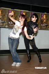 幻灯图集：潘美辰演百老汇歌舞秀 型男温升豪助阵