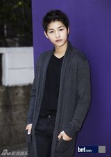 组图：宋仲基称拍戏时依赖朴宝英 变骄傲会被前辈训