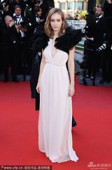 组图：《过往》首映 女主角深V露奶秀美腿