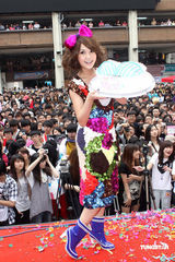 幻灯图：杨丞琳获赠G奶蛋糕 粉丝祝其拥有傲人胸部