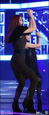 组图：韩女团Dal shabet出演《冠军秀》展火辣身材