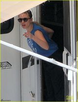 组图：斯嘉丽-约翰逊现身片场 美国队长面带伤