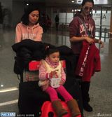 组图：蔡少芬携大女儿拍写真 互动温馨萌劲十足