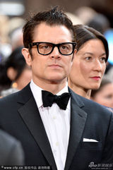 组图：约翰尼-纳什维尔黑框眼镜显文青范