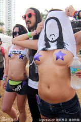 组图：美国音乐节疯狂女粉丝撩衣露双弹火辣