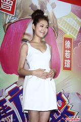 组图：徐若瑄粉红波波头助阵宣传大秀事业线