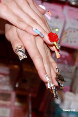 幻灯图：周秀娜秀美甲 回应男友泰国揽女事件